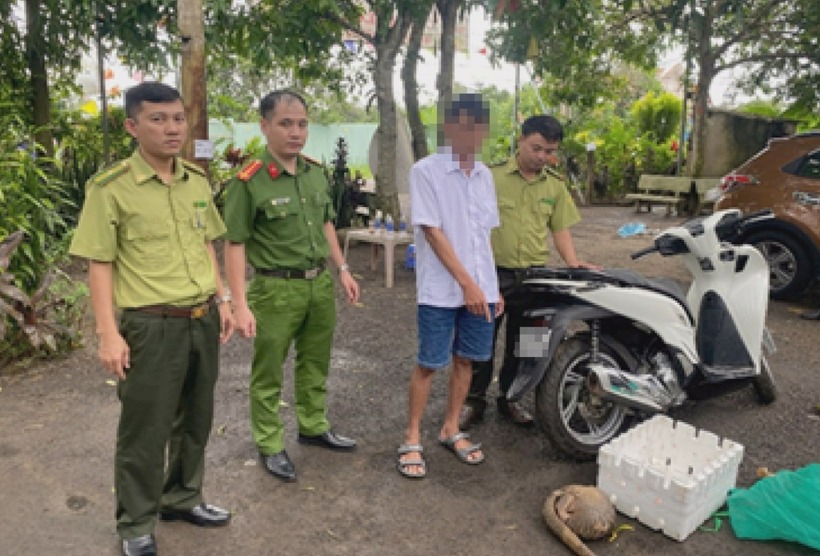 Bị can Ngô Thanh Hưng cùng tang vật. Ảnh: Công an tỉnh Đồng Nai.