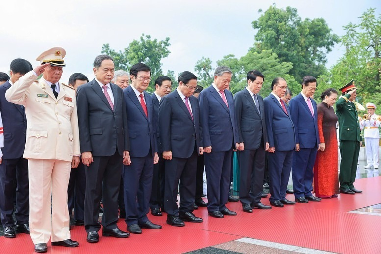 Đoàn đại biểu lãnh đạo, nguyên lãnh đạo Đảng, Nhà nước tưởng niệm các anh hùng liệt sĩ - Ảnh: Nhật Bắc.