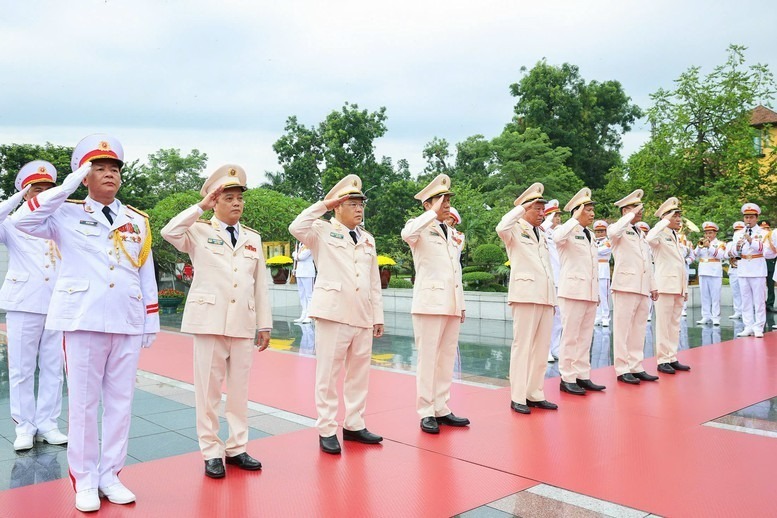 Đoàn đại biểu Đảng ủy Công an Trung ương, Bộ Công an tưởng niệm các anh hùng liệt sĩ - Ảnh: Nhật Bắc.