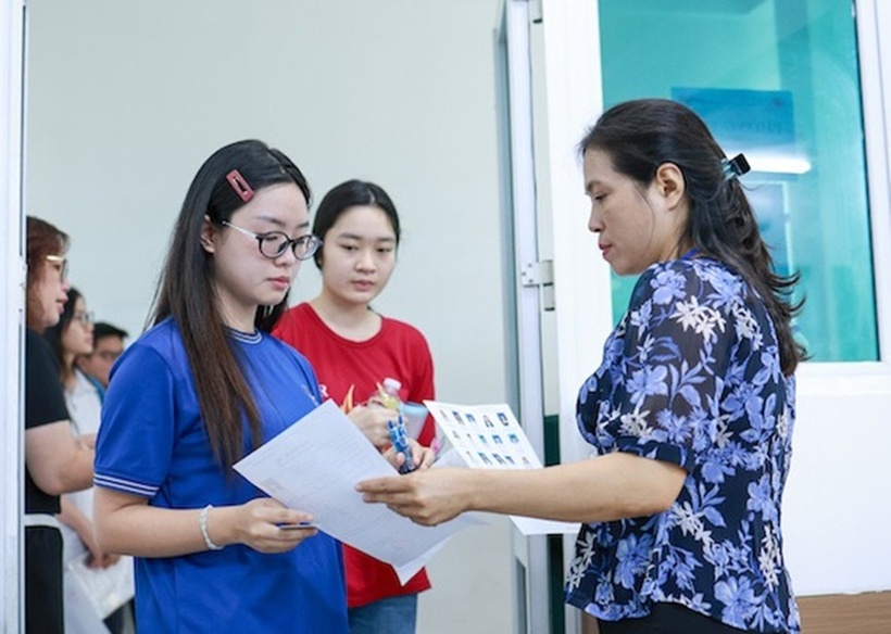 Lịch công bố điểm chuẩn của gần 30 trường đại học trên cả nước. Ảnh: Báo Lao động.