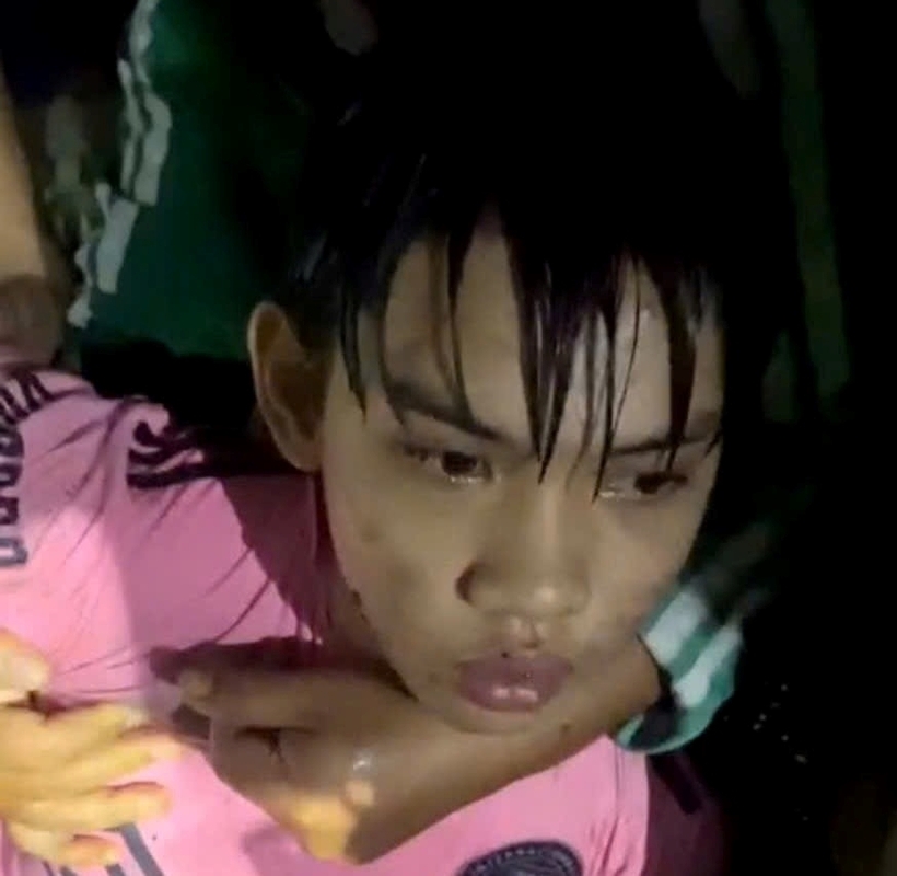 Nghi phạm bị lực lượng chức năng khống chế. Ảnh: Tiền phong