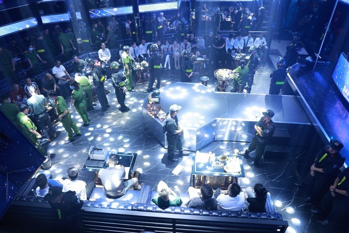 Công an đồng loạt đột kích vào nhà hàng Nonstop và vũ trường Victory phát hiện 145 người dương tính với ma tuý. Ảnh: VTC News