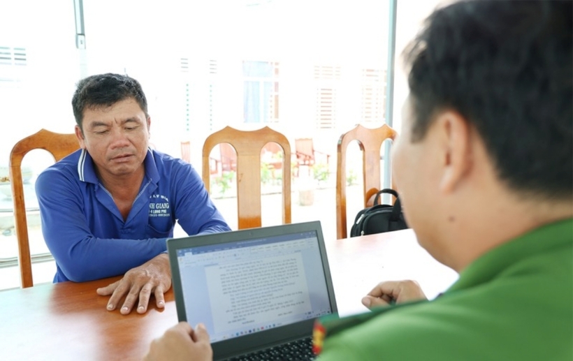 Trần Hữu Cường đầu thú tại cơ quan công an. Ảnh: Công An Nhân Dân