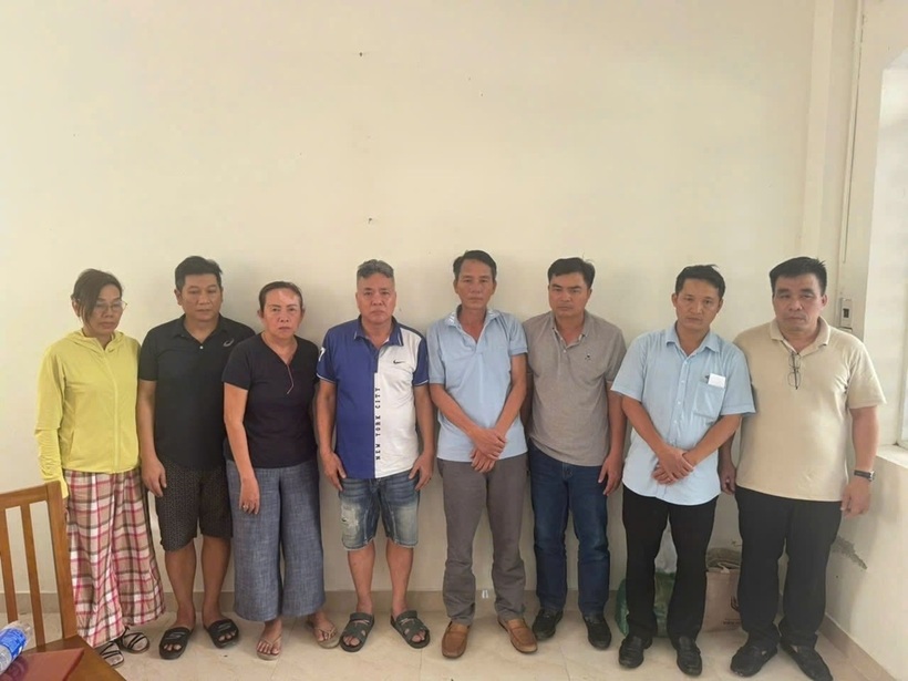 Các đối tượng tham gia đánh bạc tại cơ quan công an. Ảnh: Dân Việt