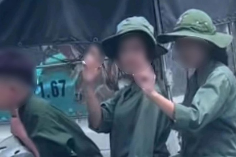 Học sinh có hành động không chuẩn mực khi đoàn xe A80 đi qua. Ảnh: Lao động