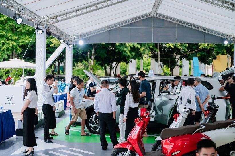 Hàng nghìn người tham dự “Ngày hội thu xăng đổi điện”, nhiều khách thử xong xuống tiền liền tay - 1