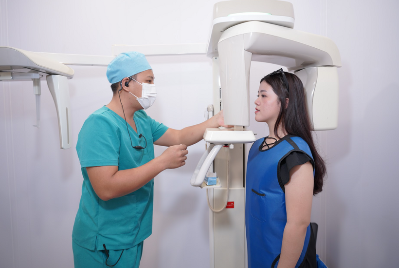 Trước khi quyết định niềng răng, cần được thăm khám toàn diện để đánh giá tình trạng răng, xương hàm và các bệnh lý nha chu.