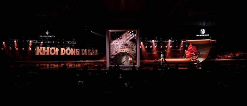 Tiết mục múa "Khơi dòng di sản" kết hợp cùng thước phim tái hiện dòng chảy lịch sử, được kể lại một cách sống động bằng sự hòa quyện giữa nghệ thuật và công nghệ