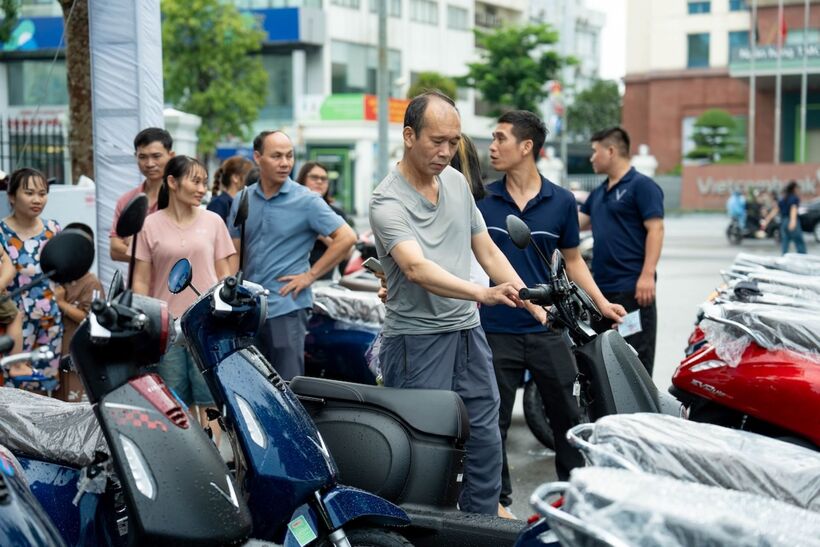Hàng nghìn người tham dự “Ngày hội thu xăng đổi điện”, nhiều khách thử xong xuống tiền liền tay - 5