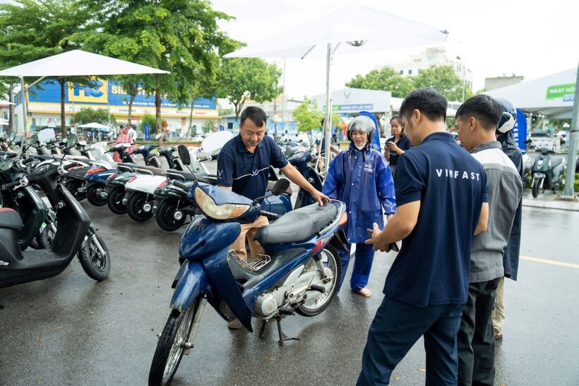 Hàng nghìn người tham dự “Ngày hội thu xăng đổi điện”, nhiều khách thử xong xuống tiền liền tay - 6