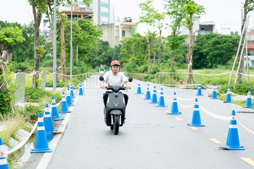 Hàng nghìn người tham dự “Ngày hội thu xăng đổi điện”, nhiều khách thử xong xuống tiền liền tay - 7