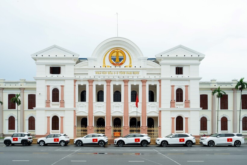 VinFast tặng 100.000 bộ decal quốc kỳ - mừng 80 năm Quốc khánh  - 1