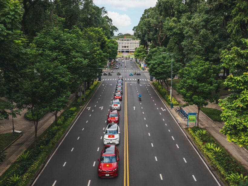 VinFast tặng 100.000 bộ decal quốc kỳ - mừng 80 năm Quốc khánh  - 2