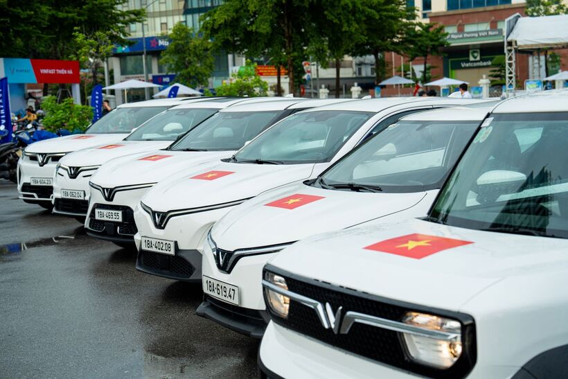 VinFast tặng 100.000 bộ decal quốc kỳ - mừng 80 năm Quốc khánh  - 3