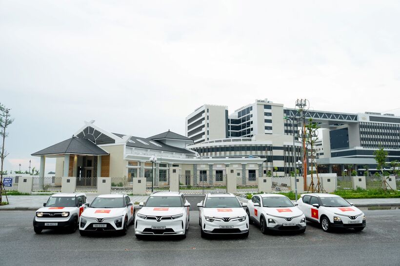 VinFast tặng 100.000 bộ decal quốc kỳ - mừng 80 năm Quốc khánh  - 4