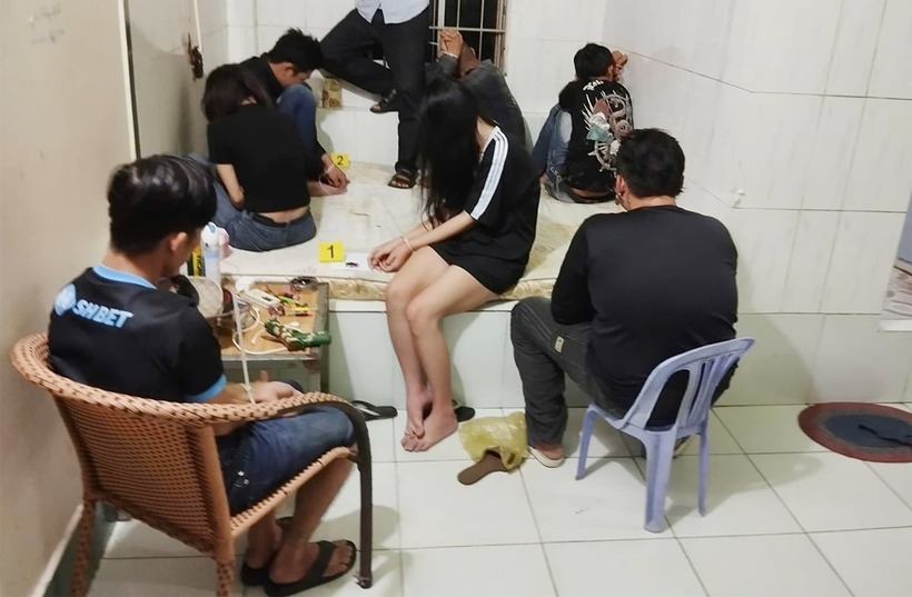 Các đối tượng bị bắt quả tang tổ chức và sử dụng trái phép chất ma tuý. (Ảnh: Dân Việt)