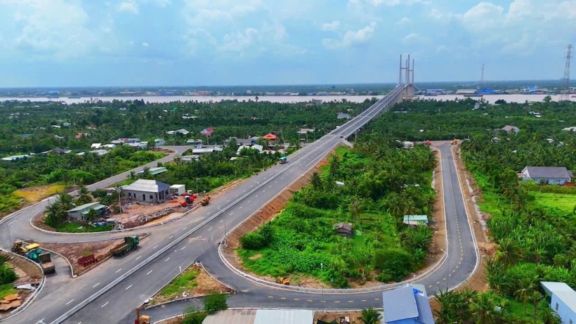 Sau hơn 3 năm thi công, công trình sẽ chính thức khánh thành vào sáng mai (19/8), đáp ứng sự mong chờ của hàng triệu người dân vùng đất Chín Rồng