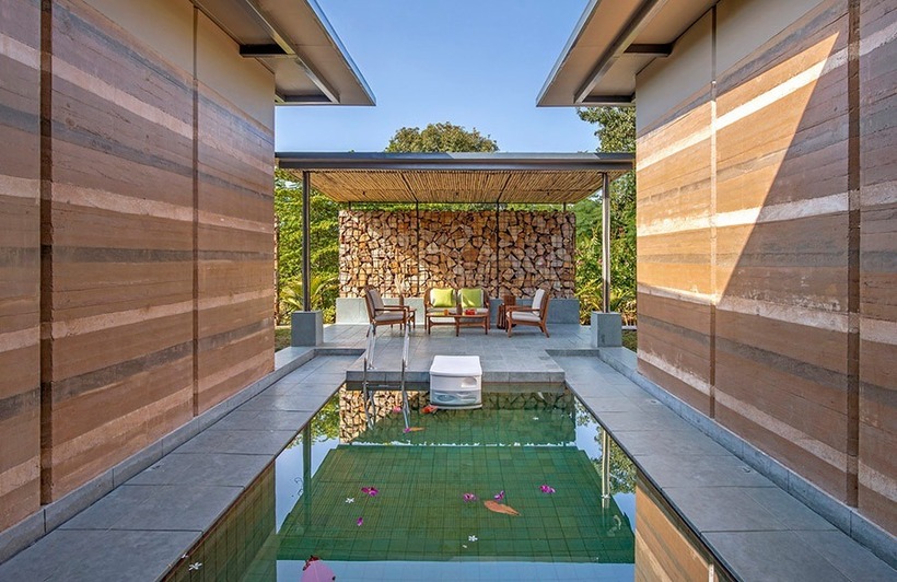 Đây là nhà chòi sân vườn nằm trong khuôn viên ngôi nhà có diện tích gần 300m2 ở một vùng quê của Ấn Độ. Khu vực hồ bơi và nhà chòi là không gian thư giãn của các thành viên trong gia đình.