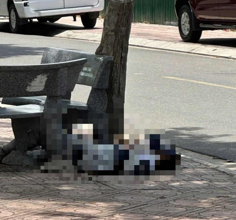 Người đàn ông tử vong bất thường ở vỉa hè khu đô thị. Ảnh: Báo Lao Động.