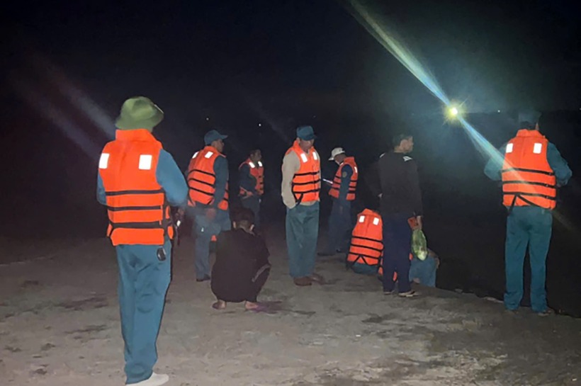 Lực lượng chức năng tham gia cứu hộ. Ảnh: Vietnamnet