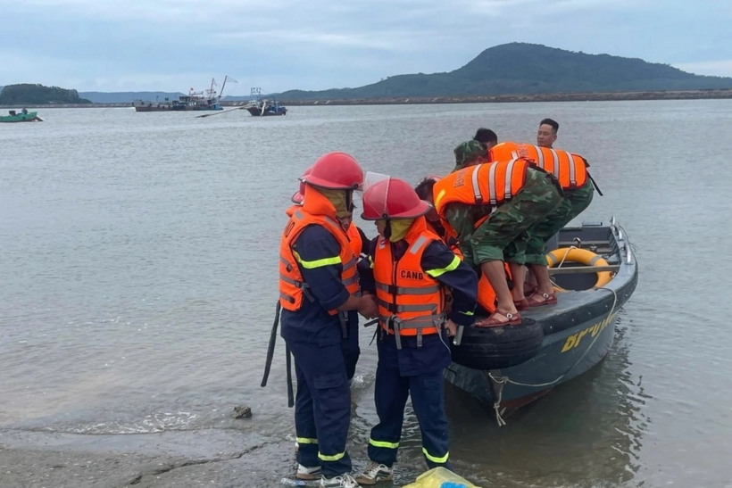 Lực lượng chức năng đưa những người trên bè mảng bị lật do giông lốc chiều 17/8 trên vùng biển Ba Hòn vào bờ. Ảnh: Dân Trí