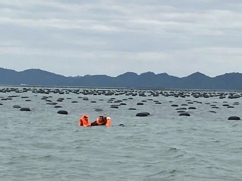 Lực lượng chức năng cứu người gặp nạn. Ảnh: Thanh Niên