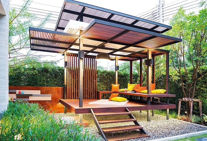 Điểm nhấn của khu vườn là ngôi nhà chòi có kích thước vừa phải. Nơi này được kết nối với phòng khách bằng một lối đi lát gỗ. Phía sau là một khu vực nghỉ ngơi khác với bếp và không gian thư giãn kiểu Thái.