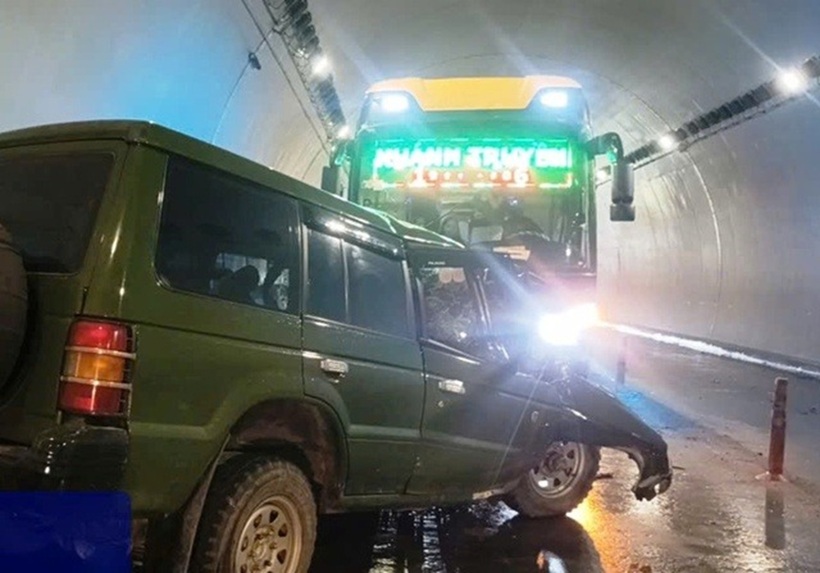 Hiện trường vụ 2 ô tô tông nhau trong hầm Đèo Ngang, 2 người tử vong. Ảnh: Thanh Niên