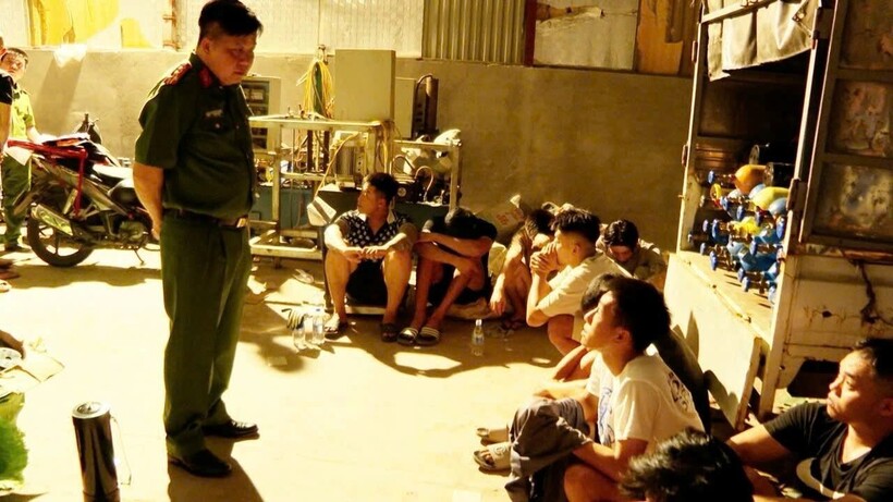 Các đối tượng và tang vật liên quan đến vụ án. Ảnh: CACC.