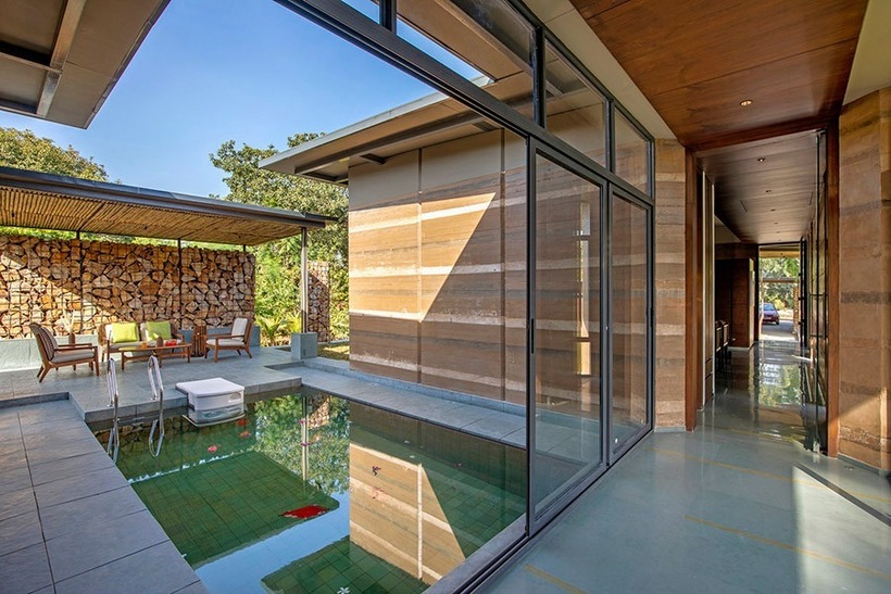 Hồ bơi và nhà chòi chia các phòng ngủ và không gian sinh hoạt của ngôi nhà ra làm hai phần. Để ngôi nhà trở thành không gian sống thân thiện với môi trường, gia chủ đã sử dụng các vật liệu tái chế hay vật liệu hoàn thiện và đồ nội thất mua từ các công ty có kỹ thuật sản xuất thân thiện với môi trường.