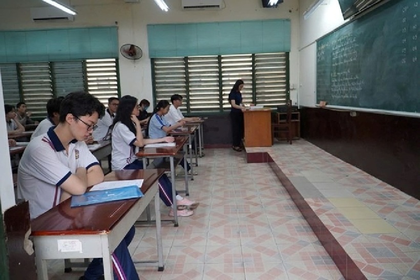 Nhiều trường học tại TP.HCM lùi giờ vào lớp của học sinh từ 15-30 phút. Ảnh: Báo Lao động.