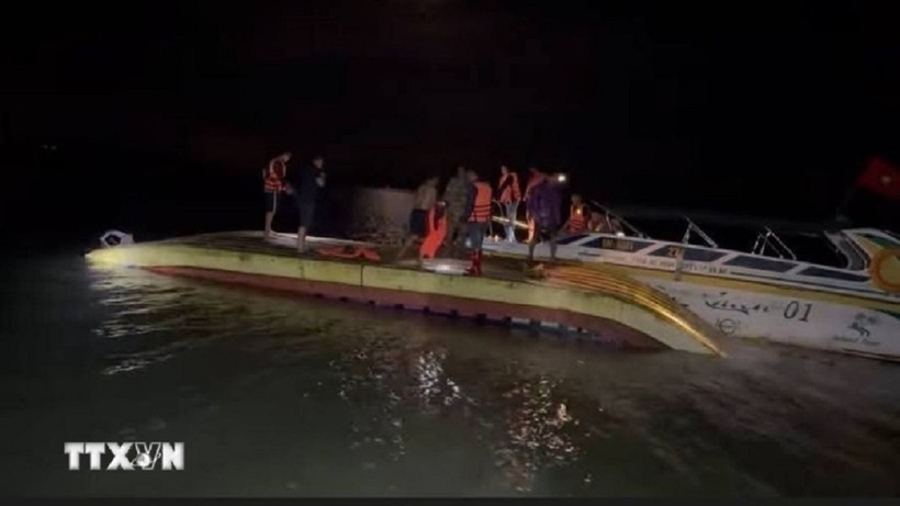 Chiếc bè bị lật do giông lốc tại khu vực vùng biển thôn Bình Hải, xã Đầm Hà (Quảng Ninh). (Ảnh: TTXVN phát)