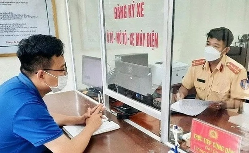 Đăng ký sang tên xe thực hiện bằng dịch vụ công trực tuyến một phần hoặc trực tiếp tại cơ quan đăng ký xe. (Ảnh minh họa: ITN)