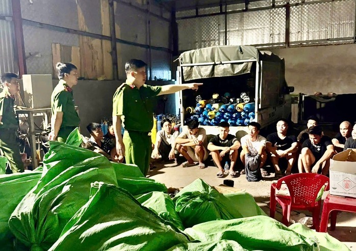 Đại tá Bùi Trung Thành, Phó Giám đốc, Thủ trưởng Cơ quan CSĐT Công an thành phố Hải Phòng trực tiếp có mặt tại hiện trường chỉ đạo công tác điều tra. (Ảnh: Cơ quan công an)