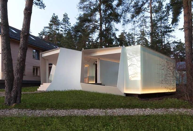 Trong khu vườn với bãi cỏ rộng lớn và những cây thông cổ thụ, gia chủ đã xây dựng một nhà chòi rất độc đáo. Kết cấu công trình khá lớn nhưng không nặng nề, không gian bên trong thông thoáng.