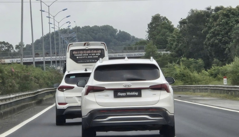 Chiếc ô tô Santa Fe gắn thiết bị lật biển số, che BKS trên cao tốc. (Ảnh: Dân trí)