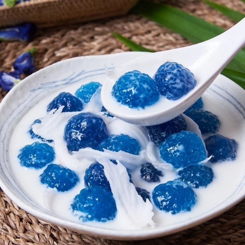 Nước của hoa đậu biếc có nhiều ứng dụng trong thực phẩm.