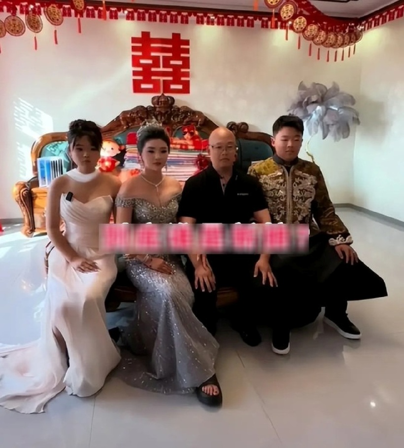 Mẹ chú rể diện váy đuôi cá màu xám đính đá, đội vương miện và đeo trang sức lấp lánh. Ảnh: Sohu.