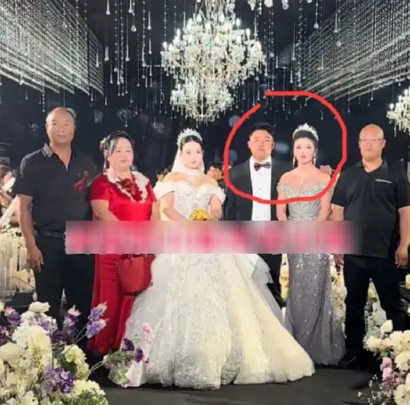 Khi chụp ảnh gia đình, chú rể lại đứng sát mẹ, khoác vai bà, bỏ mặc vợ, khiến nhiều khách mời nhầm bà là… cô dâu. Ảnh: Sohu.