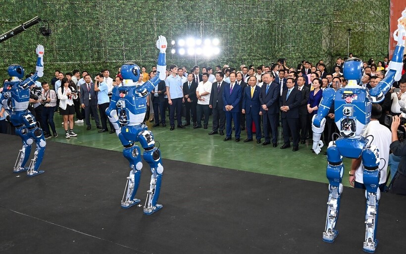 Các Lãnh đạo Đảng, Nhà nước và Chính phủ xem màn đồng diễn robot của VinMotion (thành viên Tập đoàn Vingroup) tại lễ khánh thành Trung tâm Hội chợ Triển lãm Quốc gia.