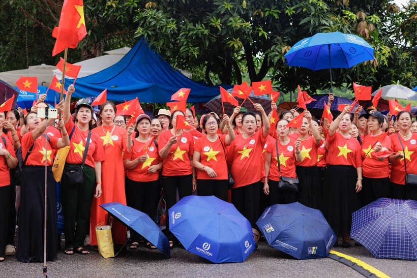 Dù thời tiết không thuận lợi, nhưng nhiều cụ ông, cụ bà không ngại khó, ngại khổ hát Quốc ca hưởng ứng