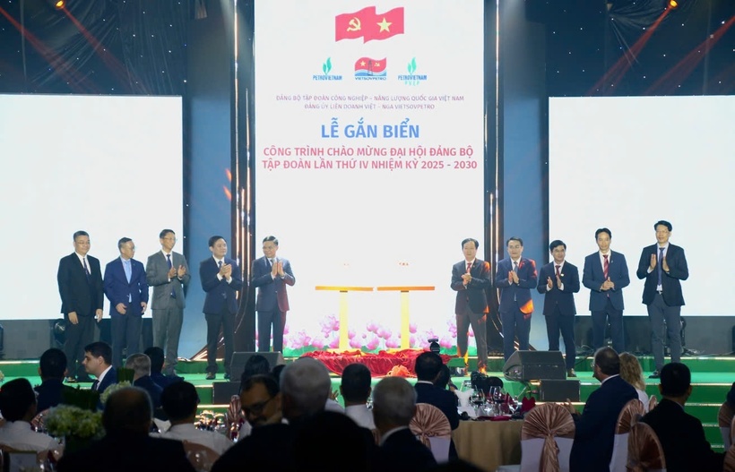 Ghi nhận và tôn vinh những nỗ lực, trí tuệ và tâm huyết của tập thể những người làm công tác tìm kiếm, thăm dò và khai thác Dầu khí, lãnh đạo Tập đoàn Petrovietnam, lãnh đạo Vietsovpetro cùng thực hiện nghi thức gắn biển Công trình tiêu biểu chào mừng Đại hội Đảng bộ Tập đoàn Công nghiệp - Năng lượng Quốc gia Việt Nam lần thứ IV, nhiệm kỳ 2025–2030 cho Dự án Phát triển mỏ KNT - KTN, Lô 09-2/09 và Dự án phát triển mỏ Đại Hùng pha 3, giàn WHP DH-01.