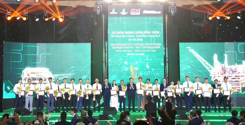 Tại buổi lễ, lãnh đạo Petrovietnam, Vietsovpetro và Zarubezhneft đã trao giấy khen cho 24 tập thể và 9 cá nhân có nhiều đóng góp trong quá trình triển khai dự án.