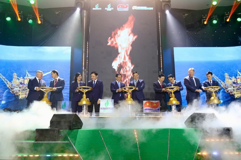 Nghi thức mở van khai thác, chính thức đón chào dòng dầu thương mại đầu tiên từ mỏ KNT – KTN
