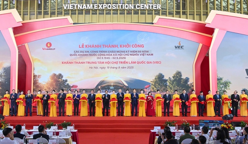 Tổng Bí thư, Thủ tướng Chính phủ và các đại biểu cắt băng khánh thành Trung tâm Hội chợ Triển lãm Quốc gia - công trình trọng điểm quốc gia