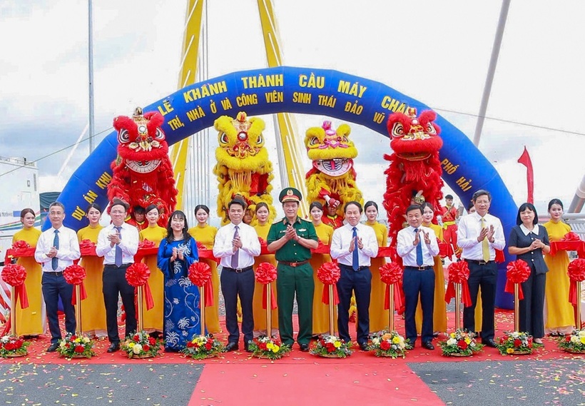 Cầu Máy Chai (cầu Hoàng Gia) thuộc Dự án Khu vui chơi giải trí, nhà ở và công viên sinh thái đảo Vũ Yên (Vinhomes Royal Island) – Hải Phòng cũng chính thức được khánh thành sáng 19/8/2025.