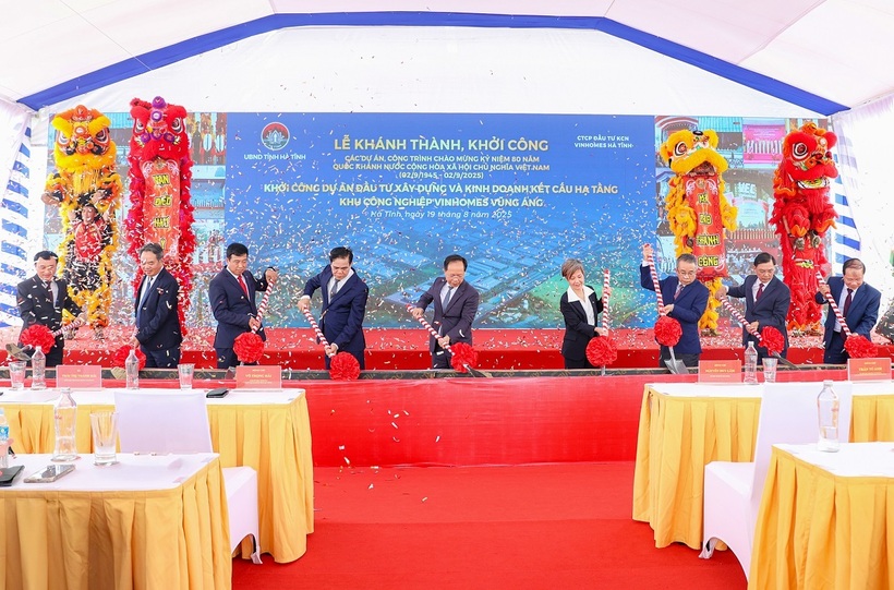 Cùng thời điểm, khu công nghiệp Vinhomes Vũng Áng, quy mô gần 965 ha cũng được khởi công.