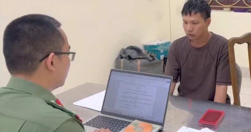 Cán bộ Cơ quan An ninh điều tra Công an tỉnh Bắc Ninh làm việc với đối tượng Nìm Cún Pẩu. (Ảnh: Minh Thúy)