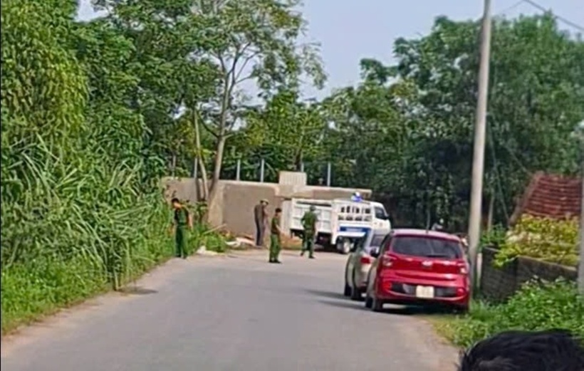 Lực lượng chức năng có mặt tại hiện trường để làm rõ sự việc. Ảnh: Báo Tiền phong.