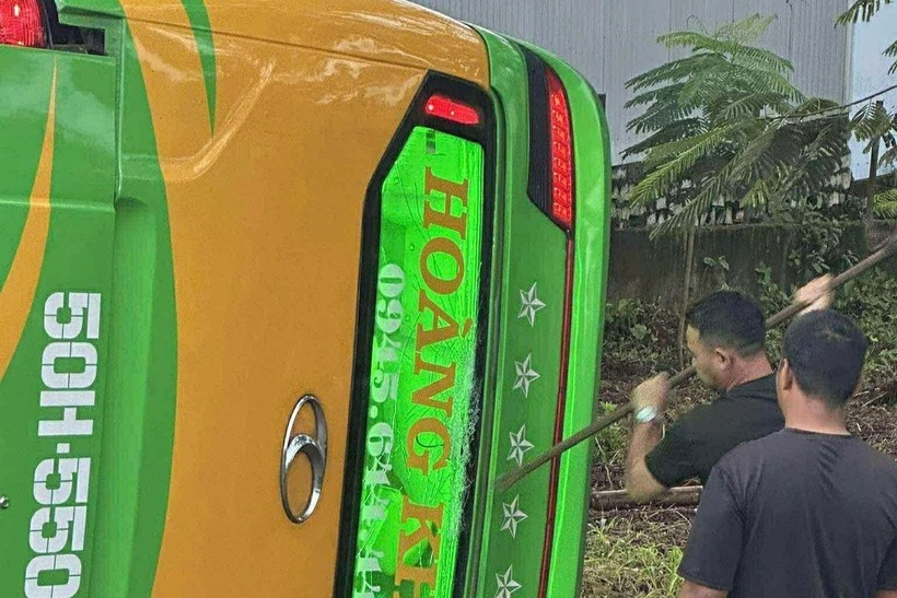 Người dân và cơ quan chức năng dùng xà beng phá cửa kính giải cứu hành khách trên xe. (Ảnh: Dân trí)